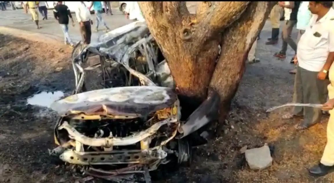 ಅತಿವೇಗದ ಚಾಲನೆ| ಮರಕ್ಕೆ ಡಿಕ್ಕಿ ಹೊಡೆದು ಕಾರು ಬೆಂಕಿಗಾಹುತಿ| ಮೂವರು ಸ್ಪಾಟ್ ಓಟ್