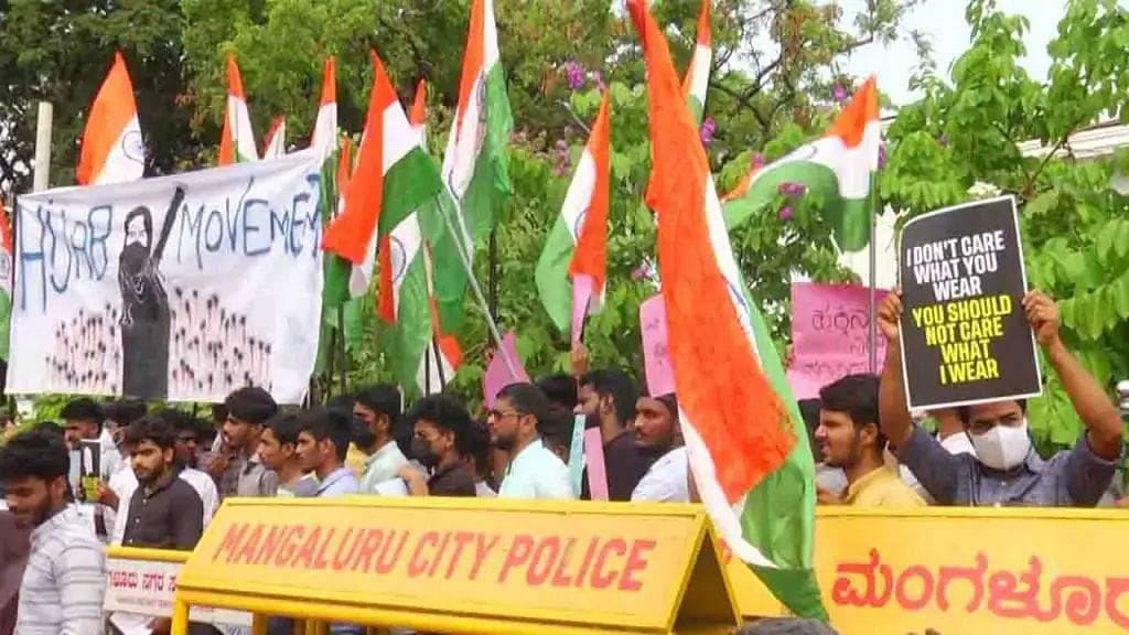 ಹಿಜಾಬ್ ವಿವಾದ; ದಿಢೀರ್ ರಸ್ತೆಗಿಳಿದು ಪ್ರತಿಭಟನೆ ನಡೆಸಿದ ವಿದ್ಯಾರ್ಥಿ ಸಮನ್ವಯ ಸಮಿತಿ| ಹೈಕೋರ್ಟ್ ತೀರ್ಪು ವಿರೋಧಿಸಿ ಘೋಷಣೆ|