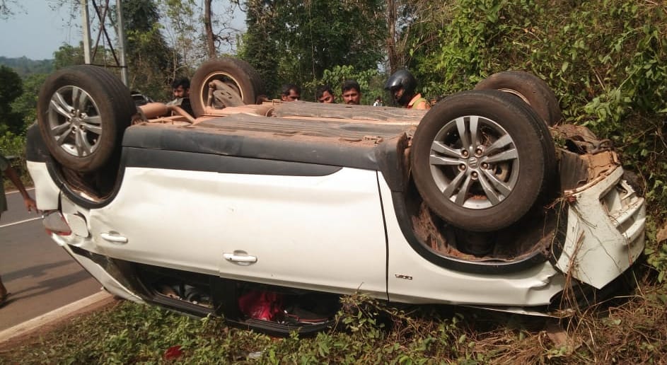 ಸುಳ್ಯ: ನಿಯಂತ್ರಣ ತಪ್ಪಿದ ಕಾರು ಪಲ್ಟಿ; ನಾಲ್ಕು ಮಂದಿ ಜಖಂ