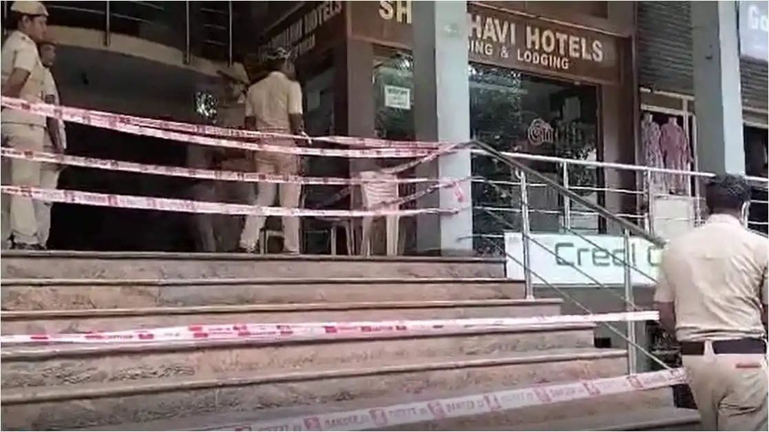 ಉಡುಪಿ: ಇನ್ನೂ ತೆರವಾಗದ ಸಂತೋಷ್ ಪಾಟೀಲ್ ಶವ| ಈಶ್ವರಪ್ಪ ಬಂಧನವಾಗದೆ ಹೆಣ ಎತ್ತಲ್ಲ ಎಂದು ಕುಟುಂಬದವರ ಪಟ್ಟು