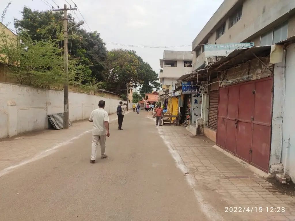 ”ಕಾಮನ್ ಮ್ಯಾನ್” ಆಗಮನಕ್ಕೆ ಅಂಗಡಿ ಮುಂಗಟ್ಟು ಬಂದ್‌|ಸಿದ್ದರಾಮಯ್ಯ, ಯಡಿಯೂರಪ್ಪ ಭೇಟಿ ಕೊಟ್ಟಾಗಲೂ ಬಂದ್‌ ಆಗಿರಲಿಲ್ಲ| ಬಸವರಾಜ ಬೊಮ್ಮಾಯಿ ಆಗಮನಕ್ಕೆ ಯಾಕೆ?