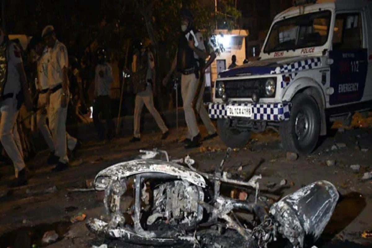 ಹನುಮ ಜಯಂತಿ ಮೇಲೆ ಕಲ್ಲು ತೂರಾಟ.., ತನಿಖೆ ನಡೆಸುತ್ತಿರುವ ಪೋಲಿಸ್ ಸಿಬ್ಬಂದಿ