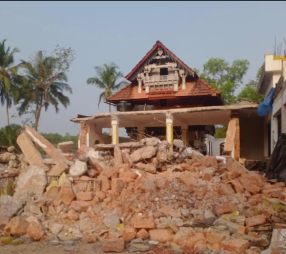 ದರ್ಗಾ ಕೆಡವಿದಾಗ ದೇವಸ್ಥಾನದ ಗುಡಿ ಪತ್ತೆ; ಕಾಮಗಾರಿ ಸ್ಥಗಿತ