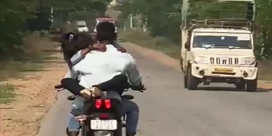 ಪ್ರೇಯಸಿ ಜೊತೆ ಬೈಕ್ ನಲ್ಲಿ “ಲಿಪ್ ಲಾಕ್” ಮಾಡಿದ ಪ್ರಿಯಕರ ಪೊಲೀಸ್ ಠಾಣೆಯೊಳಗೆ “ಲಾಕ್”