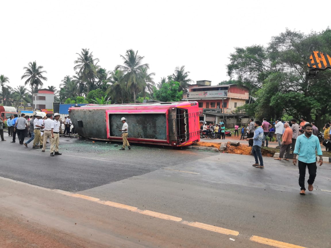 ಉಡುಪಿ: ಉದ್ಯಾವರ ಸಮೀಪ ಬಸ್ ಪಲ್ಟಿ, ಹಲವರು ಜಖಂ