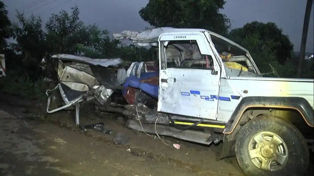 ಮರಕ್ಕೆ ಕ್ರೂಸರ್ ಢಿಕ್ಕಿ; 7 ಮಂದಿ ಸ್ಥಳದಲ್ಲೇ ಸಾವು| ಮದುವೆಗೆ ತೆರಳುತ್ತಿದ್ದವರು ಮಸಣಕ್ಕೆ!!