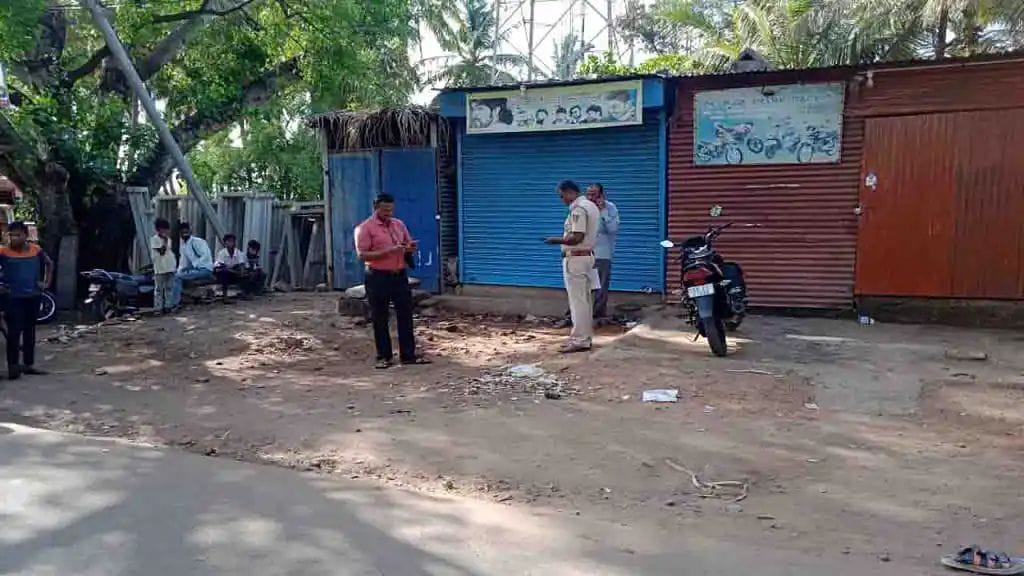 ಸಲೂನ್ ನಲ್ಲಿ ಹೇರ್ ಕಲರಿಂಗ್ ಮಾಡಿಸಲು ಬಂದಾತನ ಇರಿದು ಕೊಂದ ಕ್ಷೌರಿಕ!!