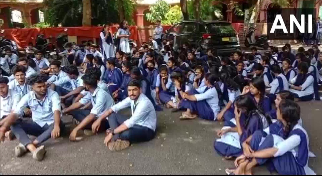 ಮಂಗಳೂರು: ಮತ್ತೆ ಹಿಜಾಬ್- ಕೇಸರಿ‌ ಕದನ| ಆದೇಶ‌ ಪಾಲಿಸಲು ನಕಾರ; ವಿದ್ಯಾರ್ಥಿಗಳಿಂದ ಪ್ರತಿಭಟನೆ