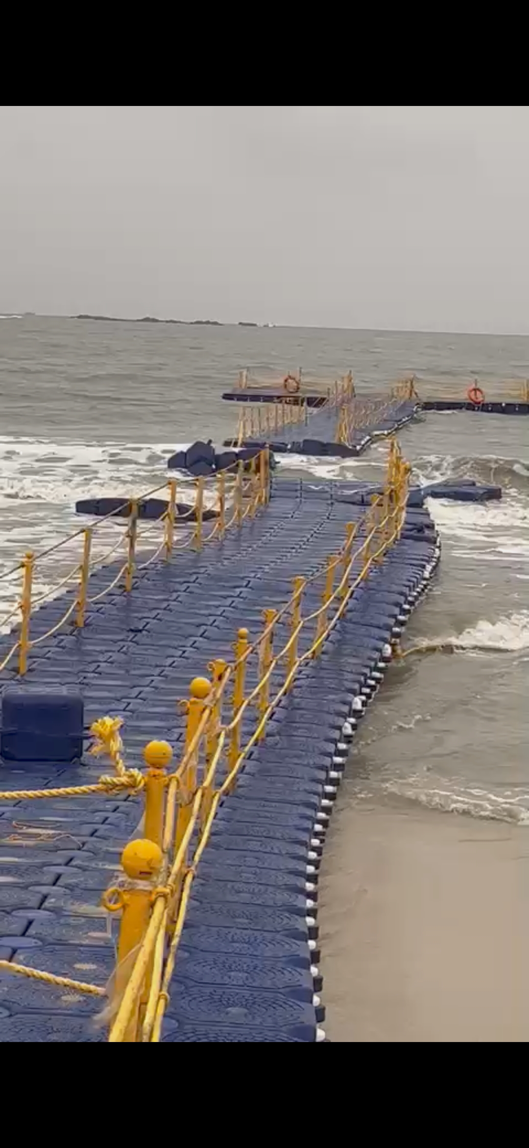 ಉಡುಪಿ : ಕಡಲಬ್ಬರಕ್ಕೆ ಬಲಿಯಾಯ್ತು‌ ಮಲ್ಪೆಯ ತೇಲುವ ಸೇತುವೆ! 80 ಲಕ್ಷ ರೂಪಾಯಿ ಸಮುದ್ರ ಪಾಲು!?