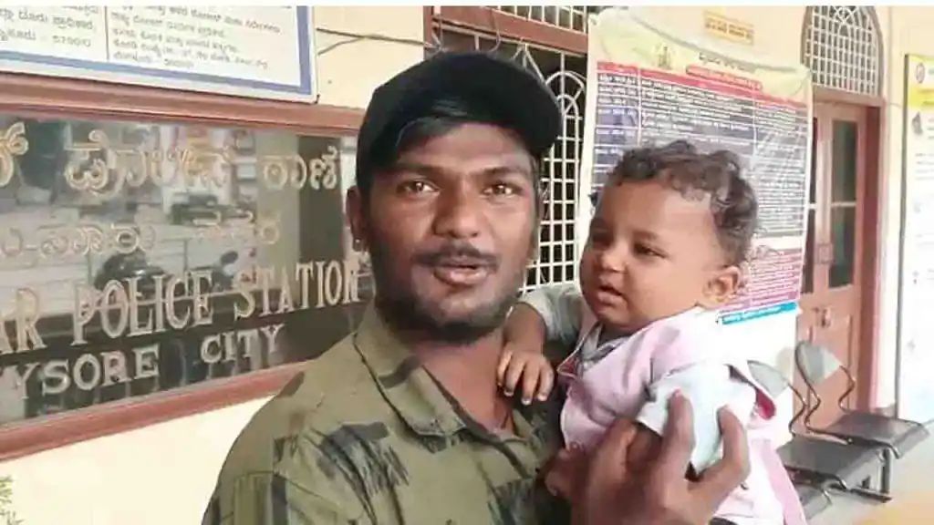 ಬಸ್ ಗೆ ಕಾಯುತ್ತಿದ್ದ ಯುವಕನ ಕೈಗೆ 9 ತಿಂಗಳ ಹಸುಳೆಯನ್ನು ನೀಡಿ ಪರಾರಿಯಾದ ತಾಯಿ|