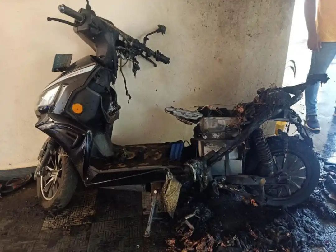 ಮಂಗಳೂರು: ಚಾರ್ಜಿಂಗ್ ಗೆ ಇರಿಸಿದ್ದ ಸ್ಕೂಟರ್ ಬೆಂಕಿಗಾಹುತಿ