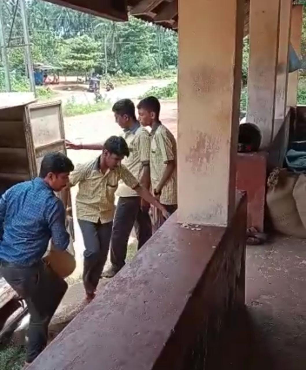 ಸುಳ್ಯ: ಅನುದಾನಿತ ಶಾಲೆಯಲ್ಲಿನ ಬಿಸಿಯೂಟದ‌ ಅಕ್ಕಿ ಪಡಿತರ ಕೇಂದ್ರಕ್ಕೆ ಶಿಪ್ಟ್!? ಜಾಲತಾಣಗಳಲ್ಲಿ ವಿಡಿಯೋ ವೈರಲ್