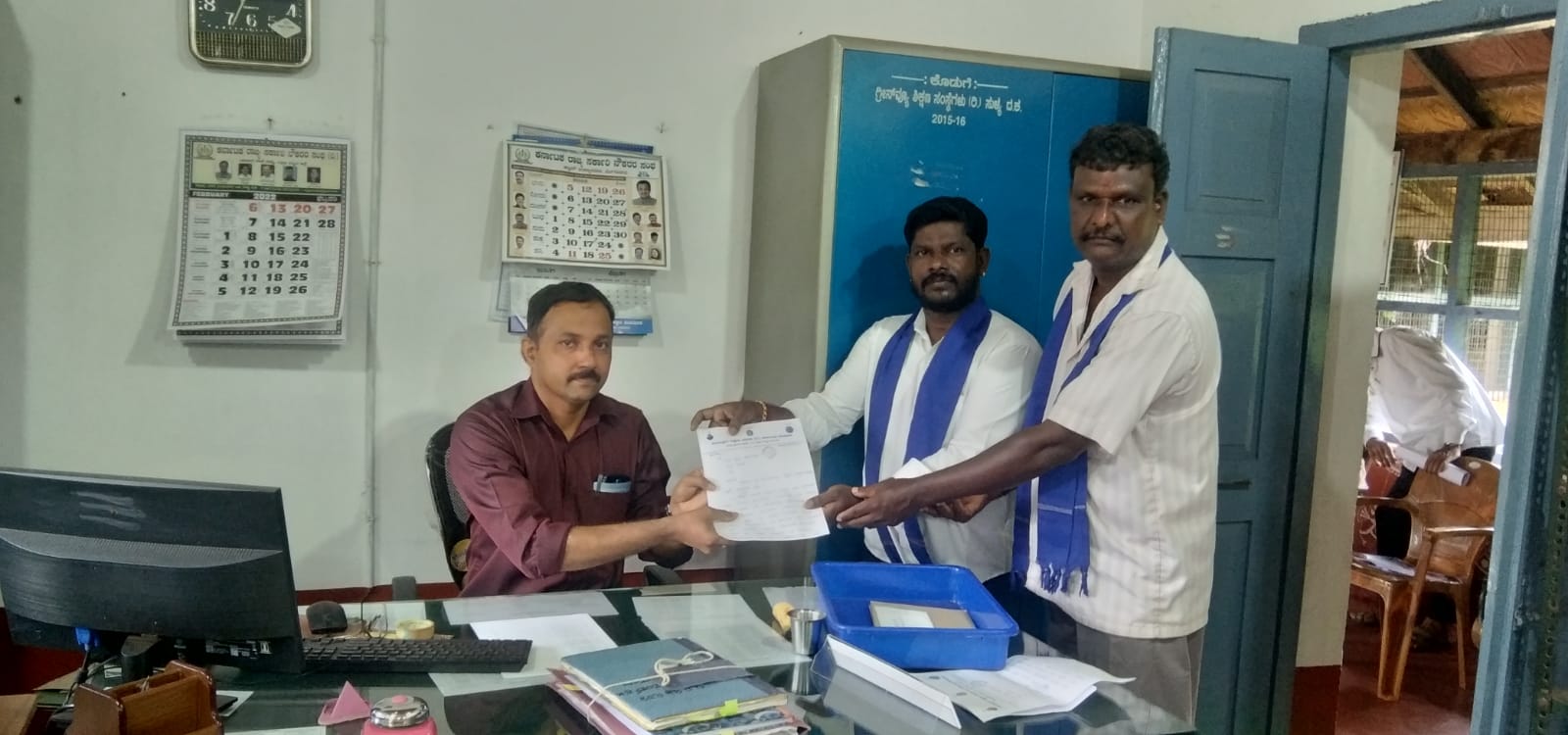 ಅಕ್ಕಿ ಮೂಟೆ ಎತ್ತಲು‌ ವಿದ್ಯಾರ್ಥಿಗಳ ಬಳಸಿದ ಶಾಲಾ ಅಧ್ಯಾಪಕ ಹಾಗೂ ಸೊಸೈಟಿ ಸಿಬ್ಬಂದಿಯ ಮೇಲೆ ಕ್ರಮ ಕೈಗೊಳ್ಳಲು ಅಂಬೇಡ್ಕರ್ ರಕ್ಷಣಾ ವೇದಿಕೆಯಿಂದ ದೂರು