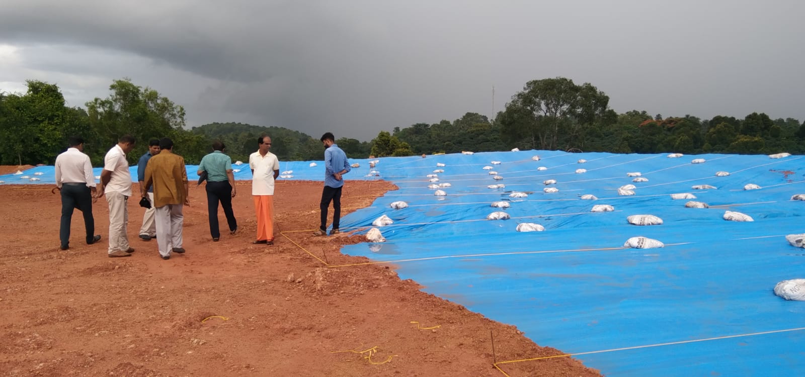 ಶಾಂತಿನಗರ ಕ್ರೀಡಾಂಗಣಕ್ಕೆ ಟಾರ್ಪಲ್ ಹೊದಿಕೆ ಸ್ಥಳ ಪರಿಶೀಲನೆ ನಡೆಸಿದ ನಿರ್ಮಿತಿ ಕೇಂದ್ರದ ಅಧಿಕಾರಿ