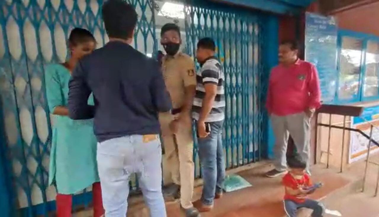 ಸುರತ್ಕಲ್: ಕೆನರಾ ಬ್ಯಾಂಕ್ ಸರ್ವರ್ ಸಮಸ್ಯೆಯಿಂದ ಕಂಗೆಟ್ಟ ಬ್ಯಾಂಕ್ ಗ್ರಾಹಕಿಯಿಂದ ಬ್ಯಾಂಕ್ ಎದುರು ಗಲಾಟೆ