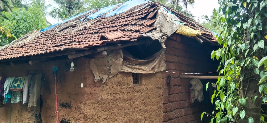 ಸುಳ್ಯ :  ಮಹಿಯೊಬ್ಬರ ಮನೆ ಬೀಳುವ ಹಂತಕ್ಕೆ