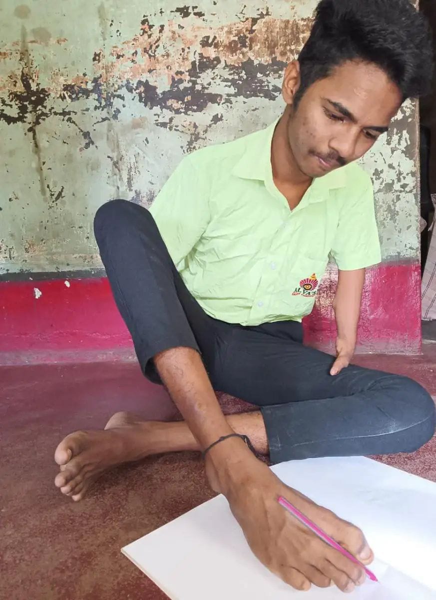 ಸಾಧನೆಗೆ ಅಡ್ಡಿಯಾಗದ ವೈಕಲ್ಯ| ಕಾಲಿನಲ್ಲೇ ಪರೀಕ್ಷೆ ಬರೆದು ಡಿಸ್ಟಿಂಕ್ಷನ್ ಪಡೆದ ಕೌಶಿಕ್