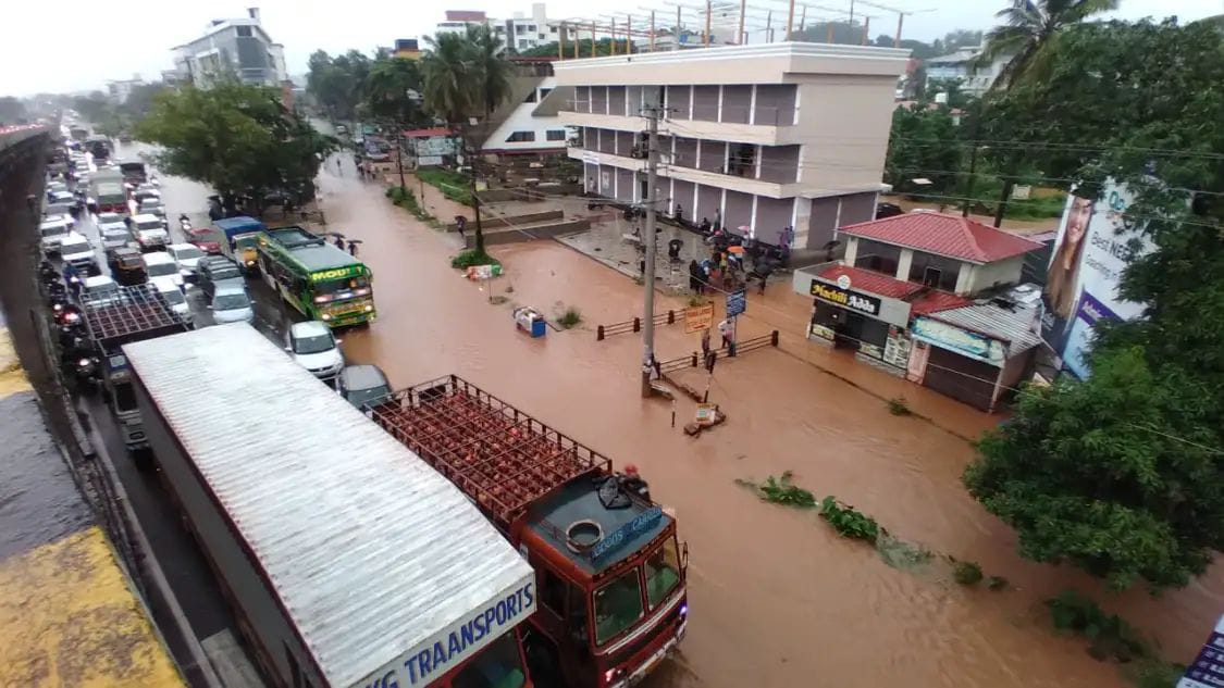 ಮುಸಲಧಾರೆಗೆ ಬೆದರಿದ ಕರಾವಳಿ| ಮಂಗಳೂರು ನಗರ ಜಲಾವೃತ; ತಗ್ಗು ಪ್ರದೇಶಗಳಲ್ಲಿ ನುಗ್ಗಿದ ಕೃತಕ ನೆರೆ| ಪರಿಸ್ಥಿತಿ ಹತೋಟಿಯಲ್ಲಿಡಲು ಜಿಲ್ಲಾಡಳಿತ ಸಜ್ಜು|