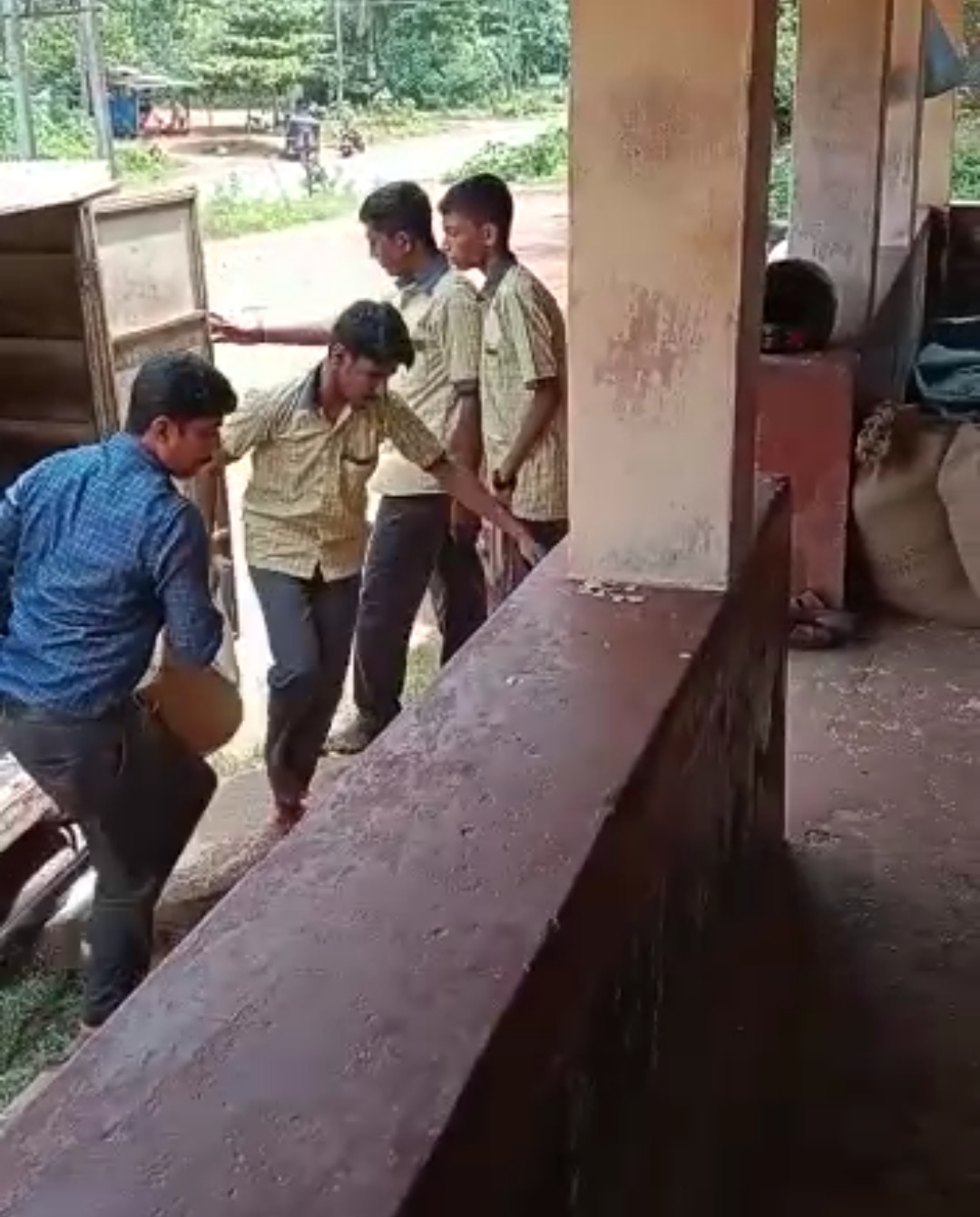 ಸುಳ್ಯ: ಅನುದಾನಿತ ಶಾಲೆಯಲ್ಲಿನ ಬಿಸಿಯೂಟದ‌ ಅಕ್ಕಿ ಪಡಿತರ ಕೇಂದ್ರಕ್ಕೆ ಶಿಪ್ಟ್!? ಜಾಲತಾಣಗಳಲ್ಲಿ ವಿಡಿಯೋ ವೈರಲ್