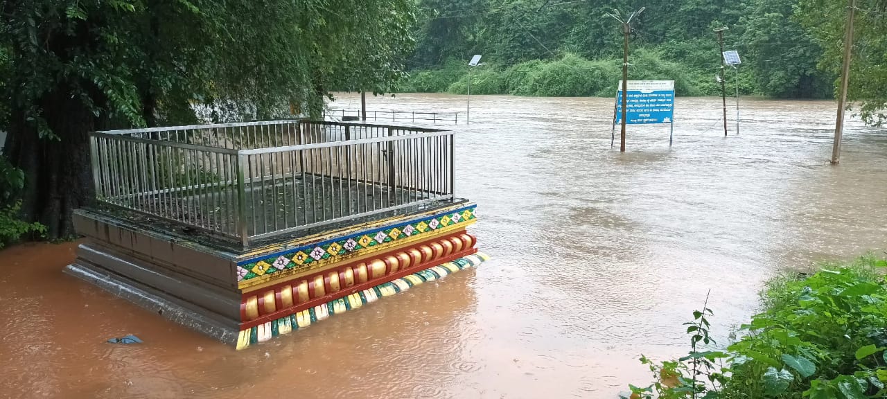 ಕುಕ್ಕೆ: ಮೂರು ದಿನಗಳಿಂದ ಸ್ನಾನಘಟ್ಟ ಮುಳುಗಡೆ| ಭಕ್ತಾಧಿಗಳಿಗೆ ತೊಂದರೆ