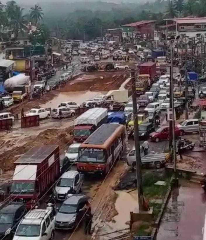 ಅವೈಜ್ಞಾನಿಕ ಕಾಮಗಾರಿ; ಕಲ್ಲಡ್ಕದಲ್ಲಿ ಗಂಟೆಗಟ್ಟಲೆ ಟ್ರಾಫಿಕ್ ಜಾಮ್| ಸಾರ್ವಜನಿಕರಿಂದ ಹಿಡಿಶಾಪ