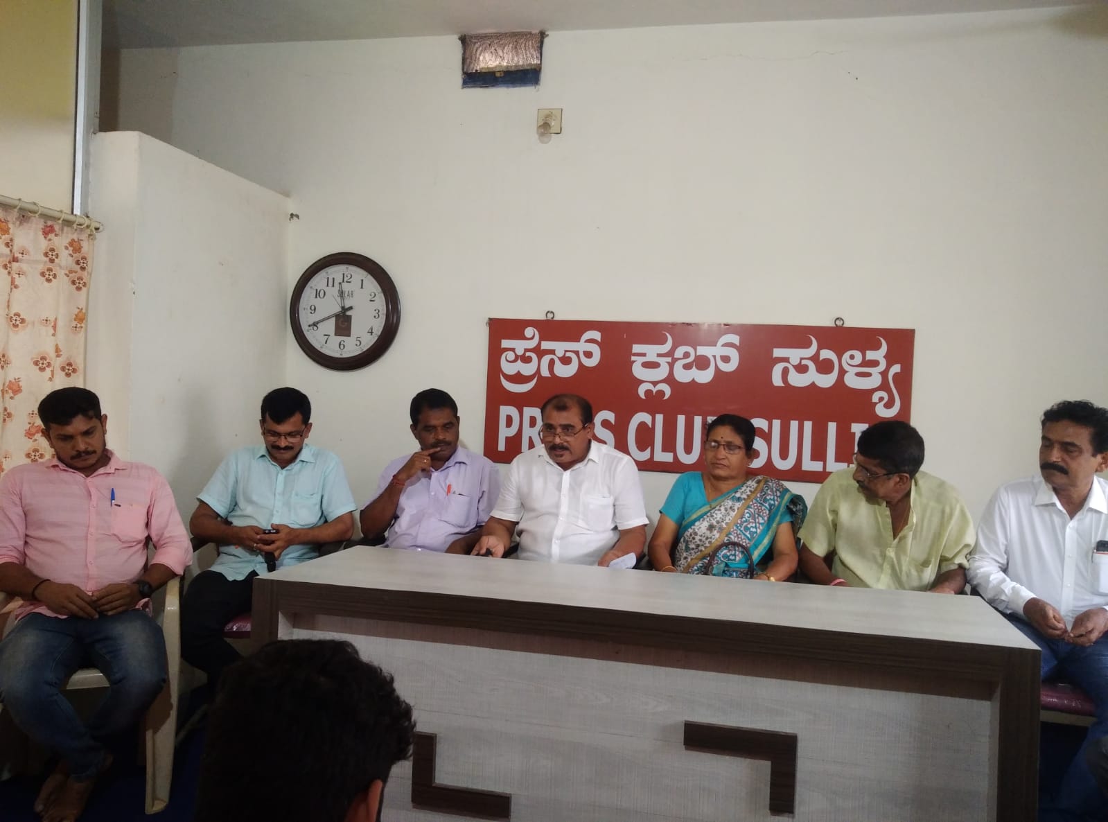 ಸುಳ್ಯ: ವಿಪಕ್ಷ ನಾಯಕರ ನಡೆಗೆ ನ.ಪಂ‌ ಅಧ್ಯಕ್ಷರ ಆಕ್ರೋಶ| ವೆಂಕಪ್ಪ ಗೌಡರದ್ದು ಹಂದಿ ರೀತಿಯ ಮನಸ್ಥಿತಿ ಎಂದ ವಿನಯ ಕಂದಡ್ಕ|‘ಇವರಿಂದಲೇ ಕಾಂಗ್ರೆಸ್ ಮುಕ್ತವಾಗುತ್ತದೆ’ ಎಂದು ಕುಟುಕಿದ ಅಧ್ಯಕ್ಷರು