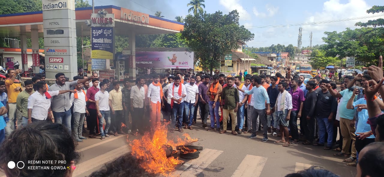 ಪ್ರವೀಣ್ ಹತ್ಯೆ ಖಂಡಿಸಿ ಸುಳ್ಯ ಉದ್ವಿಗ್ನ; ಟಯರ್‌ಗೆ ಬೆಂಕಿ ಹಚ್ಚಿ‌ ಆಕ್ರೋಶ; ಪೊಲೀಸರೊಂದಿಗೆ ಮಾತಿನ ಚಕಮಕಿ