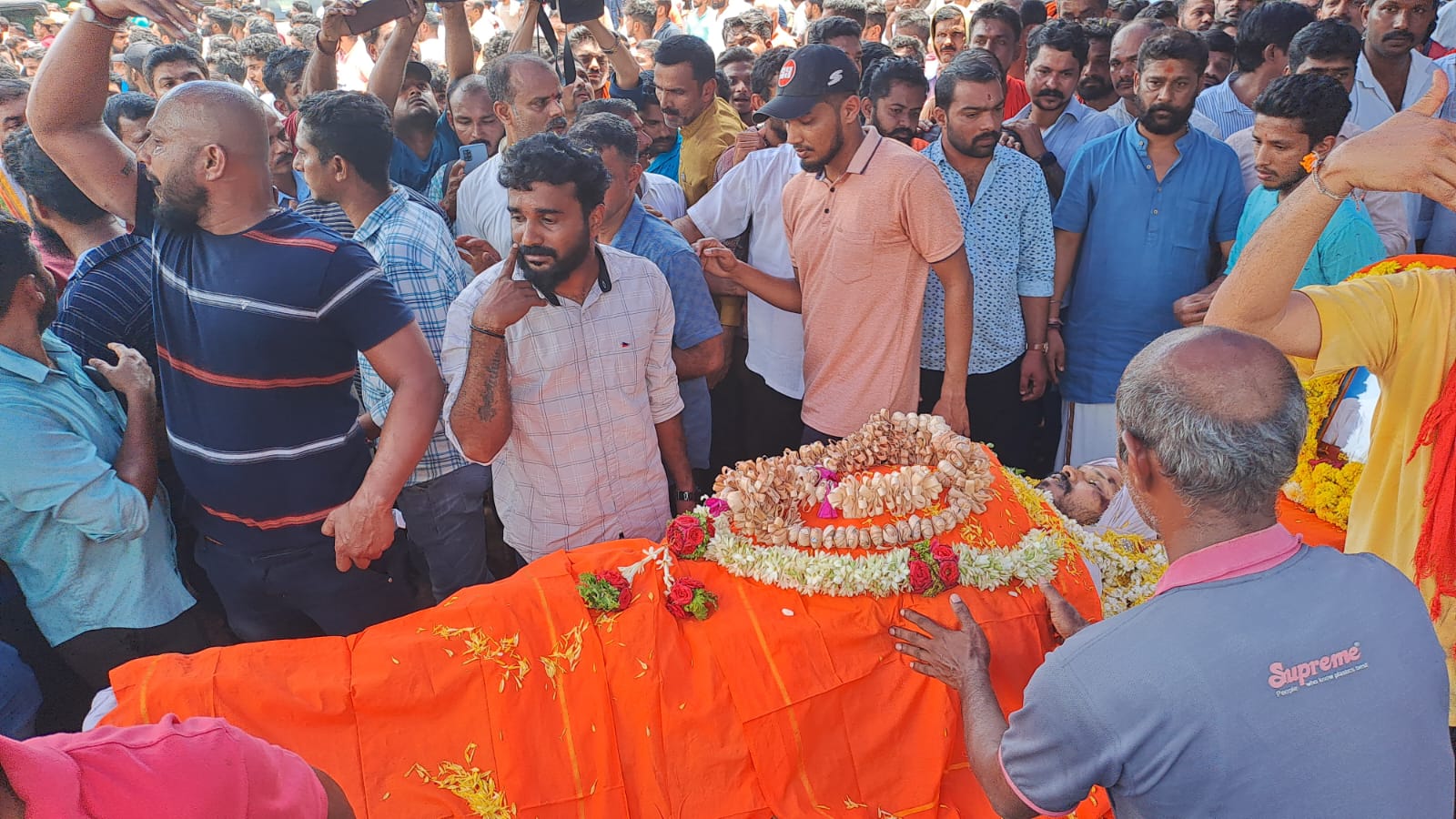 ಬೆಳ್ಳಾರೆ: ಪ್ರಭಾಕರ ಭಟ್ ಕಾರು‌ ಅಡ್ಡಗಟ್ಟಿದ ಕಾರ್ಯಕರ್ತರು