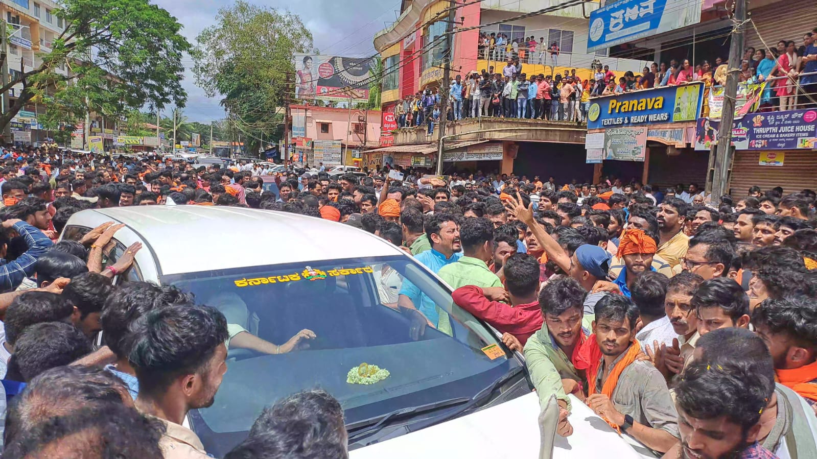 “ಡೋಂಗಿ, ಡೋಂಗಿ” ಬಿಜೆಪಿ ನಾಯಕರ ವಿರುದ್ದ ಭುಗಿಲೆದ್ದ ಆಕ್ರೋಶ
