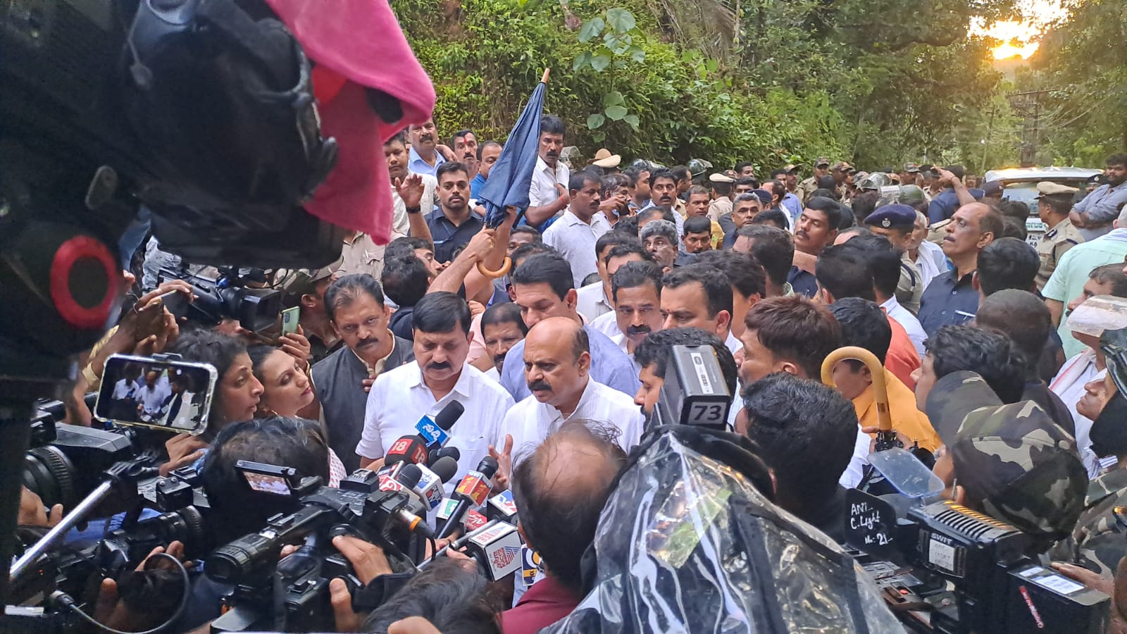 ಪ್ರವೀಣ್ ನಿವಾಸಕ್ಕೆ ಭೇಟಿ ನೀಡಿದ ಸಿಎಂ| ಕಾರ್ಯಕರ್ತರಿಂದ ನಳಿನ್ ಗೆ ದಿಕ್ಕಾರ