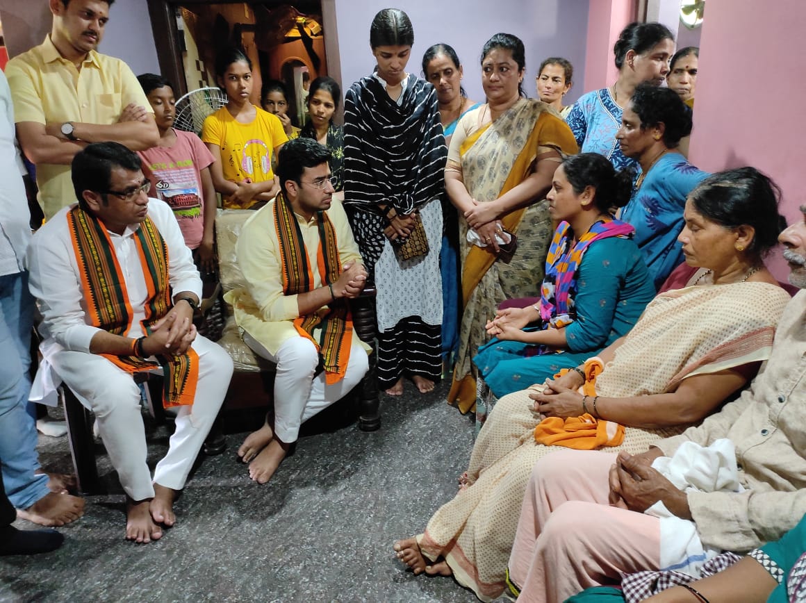 ಪ್ರವೀಣ್ ಮನೆಗೆ ಸಂಸದ ತೇಜಸ್ವಿ ಸೂರ್ಯ ಭೇಟಿ; ಯುವ ಮೋರ್ಚಾದಿಂದ 15ಲಕ್ಷ ಚೆಕ್ ವಿತರಣೆ
