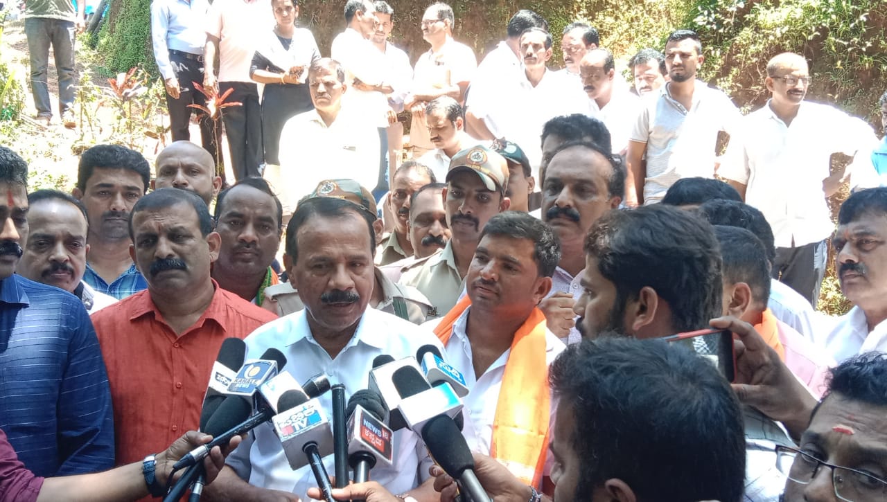 ಸುಳ್ಯ: ಪ್ರವೀಣ್ ನೆಟ್ಟಾರು ಮನೆಗೆ ಡಿ.ವಿ ಸದಾನಂದ ಗೌಡ ಭೇಟಿ|1 ಲಕ್ಷ ರೂ. ಚೆಕ್ ಹಸ್ತಾಂತರ