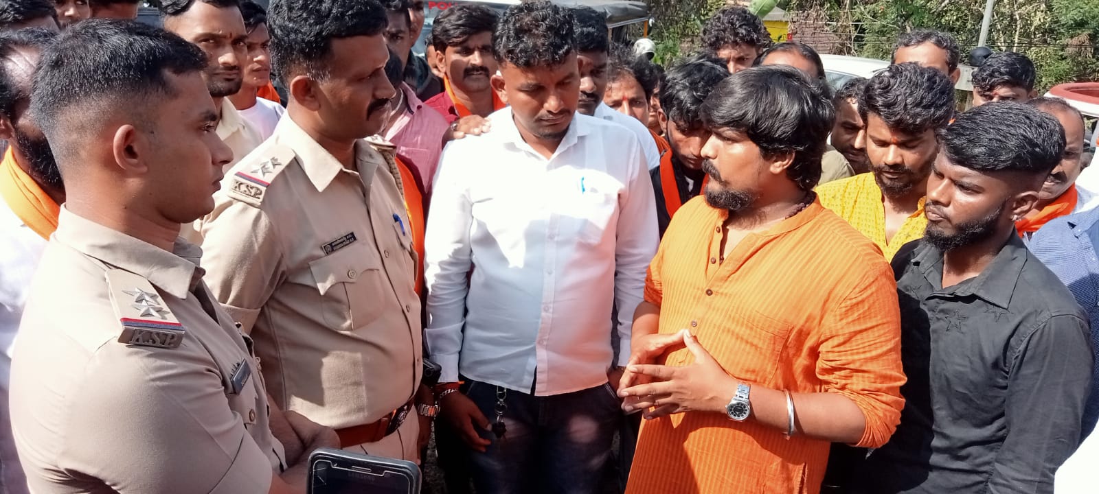“ಬೆಳ್ಳಾರೆ ಪೊಲೀಸ್ ಪೇದೆ ಬಾಲಕೃಷ್ಣ ಅಮಾನತುಗೊಳಿಸಿ ತನಿಖೆ ನಡೆಸಿ” – ಪುನೀತ್ ಕೆರೆಹಳ್ಳಿ ಮನವಿ