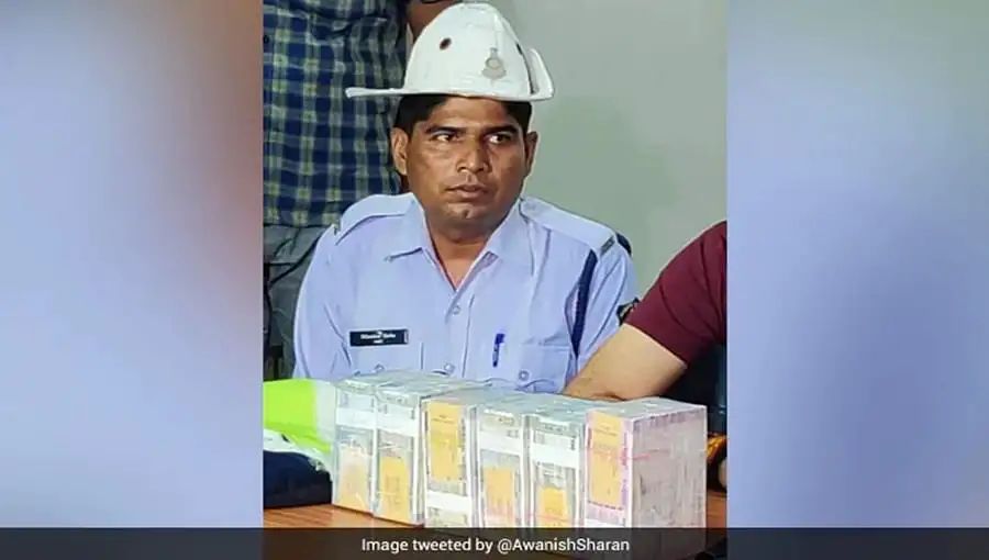 ರಸ್ತೆಯಲ್ಲಿ ಬಿದ್ದಿದ್ದ 45ಲಕ್ಷ ರೂ ನ್ನು ಪೋಲಿಸ್ ಠಾಣೆಗೆ ಒಪ್ಪಿಸಿ ಪ್ರಮಾಣಿಕತೆ ಮೆರೆದ ಟ್ರಾಫಿಕ್ ಪೋಲಿಸ್ ಸಿಬ್ಬಂದಿ