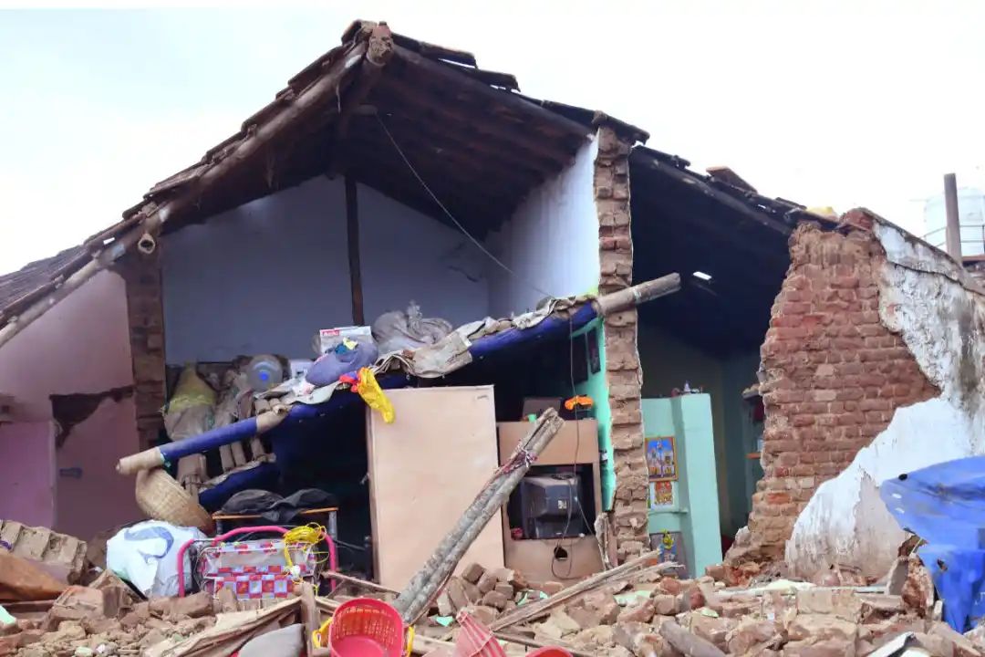 ತಡರಾತ್ರಿ ಮನೆ ಗೋಡೆ ಕುಸಿದು ಬಿದ್ದು; 13 ಜನರಿಗೆ ಗಾಯ