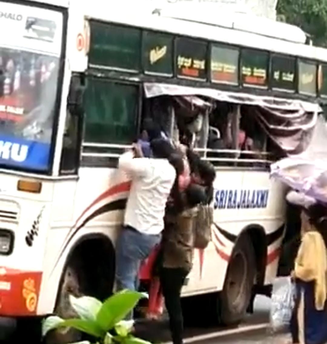 ಮಂಗಳೂರು: ಖಾಸಗಿ ಬಸ್ ನಲ್ಲಿ ಜೀವ ಕೈಯಲ್ಲಿ ಹಿಡಿದು ಸಾಗುವ ವಿದ್ಯಾರ್ಥಿನಿಯರು| ‘ಹಿಡಿತ ತಪ್ಪಿದರೆ ಜೀವಕ್ಕೆ ಕಂಟಕ’ – ಅಪಾಯಕಾರಿ ಪ್ರಯಾಣದ ವಿಡಿಯೋ ವೈರಲ್