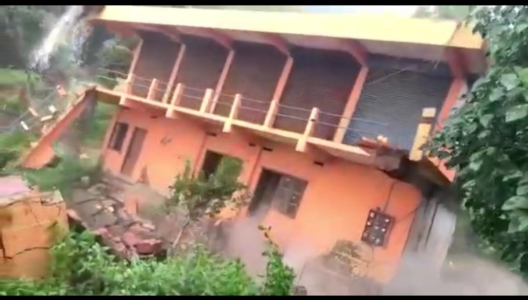 ಕಾಸರಗೋಡು: ಭಾರೀ ಮಳೆಗೆ ನೋಡ ನೋಡುತ್ತಿದ್ದಂತೆಯೇ ಕುಸಿದು ಬಿದ್ದ ಕಟ್ಟಡ