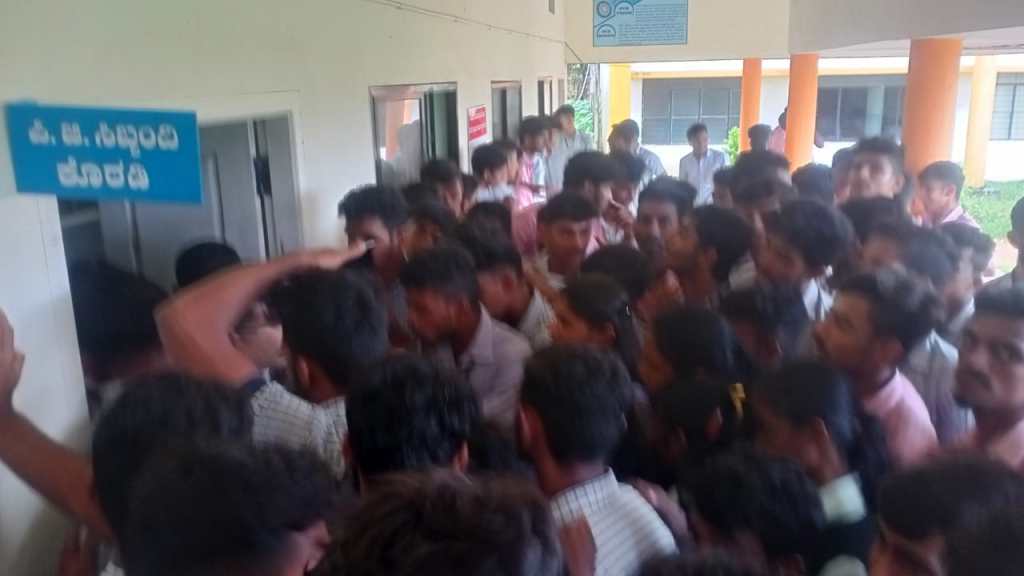 ತುಳು ಭಾಷೆ ಬಗ್ಗೆ ತುಚ್ಛ ಭಾವನೆ: ಉಪ್ಪಿನಂಗಡಿ ಕಾಲೇಜು ಪ್ರಾಚಾರ್ಯರ ವಿರುದ್ಧ ವಿದ್ಯಾರ್ಥಿಗಳು ಗರಂ