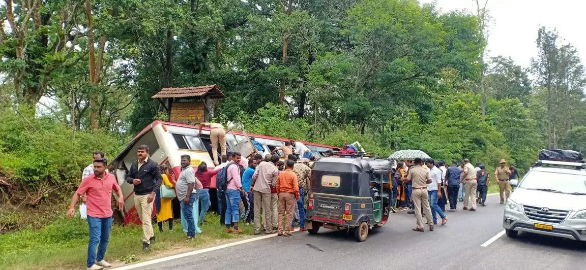 ಮಡಿಕೇರಿ: ನಿಯಂತ್ರಣ ತಪ್ಪಿದ ಬಸ್ ಚರಂಡಿಗೆ| 11 ಮಂದಿ ಗಂಭೀರ