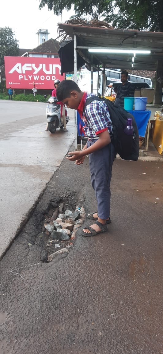 ಮಂಗಳೂರು: ಕಲ್ಲುಗಳನ್ನು ಹಾಕಿ ರಸ್ತೆ ಗುಂಡಿ ಮುಚ್ಚಿದ ವಿದ್ಯಾರ್ಥಿ – ಸಾರ್ವಜನಿಕರಿಂದ ಮೆಚ್ಚುಗೆ