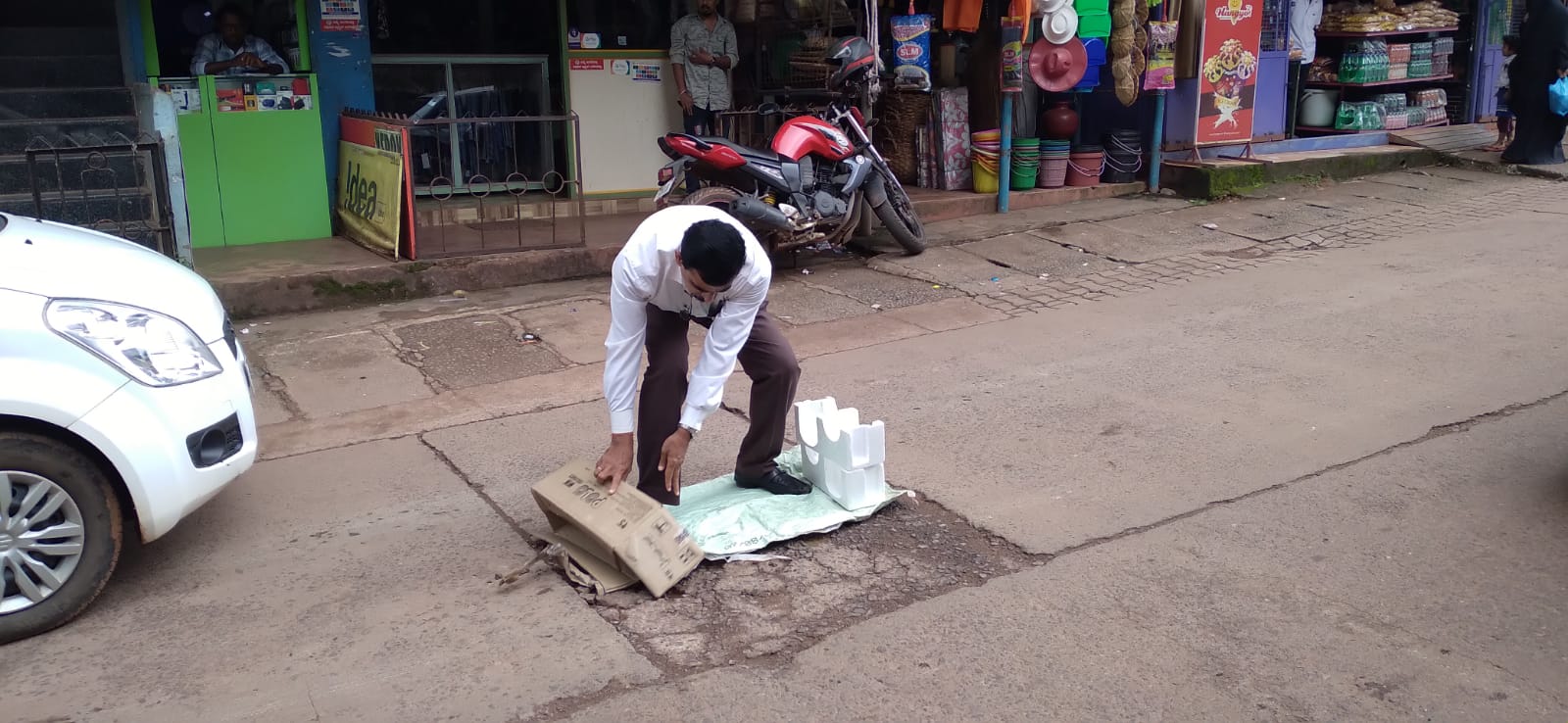 ಅಂತೂ ರಸ್ತೆ ಗುಂಡಿ ಮುಚ್ಚಲು ಸಾರ್ವಜನಿಕರೇ ಮುಂದೆ ಬರಬೇಕಾಯ್ತು| ಡಾ. ಜ್ಞಾನೇಶ್ ಎನ್.ಎ ನೇತೃತ್ವದಲ್ಲಿ ಸುಳ್ಯದ ಗುಂಡಿಗಳಿಗೆ ತೇಪೆ