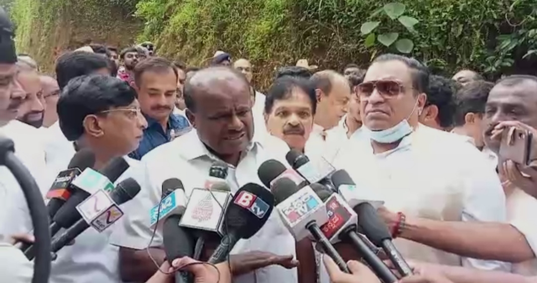 ಮೃತ ಪ್ರವೀಣ್ ಮನೆಗೆ ಭೇಟಿ ನೀಡಿದ ಮಾಜಿ ಸಿಎಂ ಹೆಚ್ಡಿಕೆ| ಸಾಂತ್ವನದೊಂದಿಗೆ 5 ಲಕ್ಷ ಚೆಕ್ ವಿತರಣೆ| ಎನ್ಐಎ ಗೆ ಕೇಸ್ ಹಸ್ತಾಂತರವೇ ಮೂರ್ಖತನ