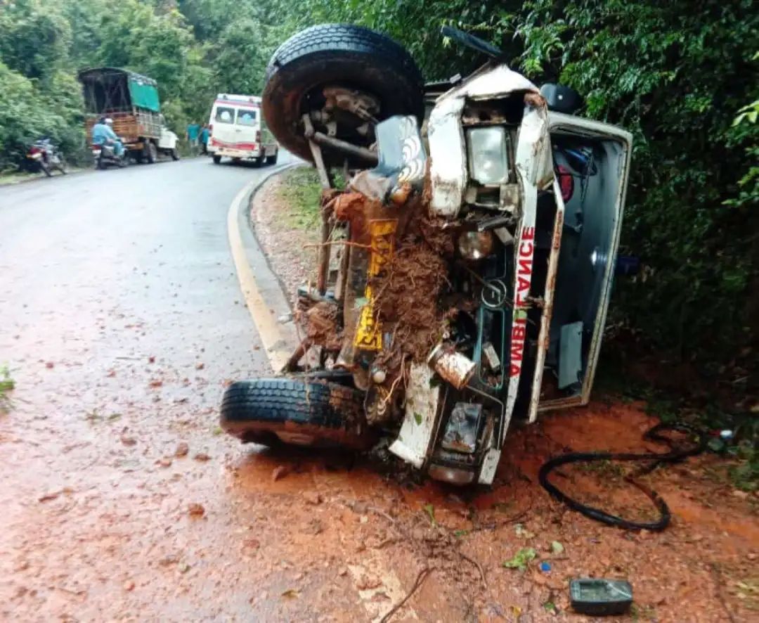 ಮೃತದೇಹ ಸಾಗಿಸುತ್ತಿದ್ದ ಆ್ಯಂಬುಲೆನ್ಸ್ ಪಲ್ಟಿ