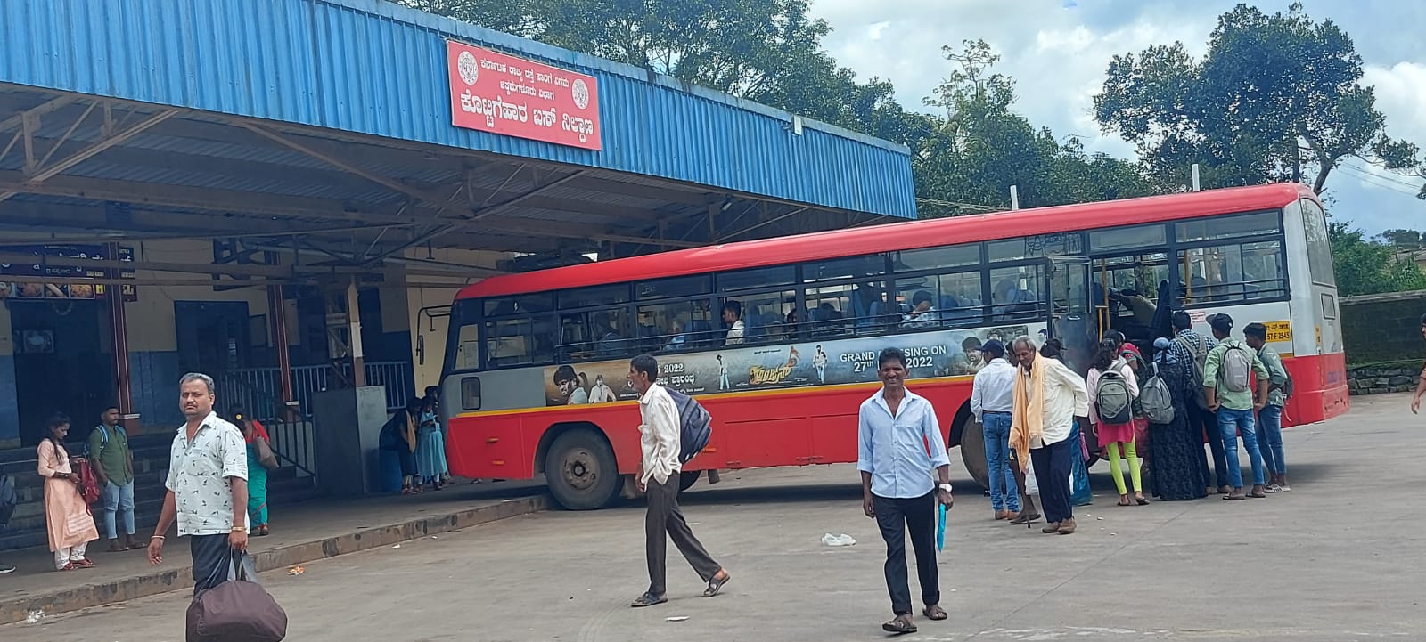 ಕೊಟ್ಟಿಗೆಹಾರ: ಮಂಗಳೂರಿಗೆ ಪ್ರಧಾನಿ ಭೇಟಿ ಹಿನ್ನೆಲೆ ಬಸ್ ಸಂಚಾರ ಸ್ಥಗಿತ, ಸಾರ್ವಜನಿಕರು ಪರದಾಟ