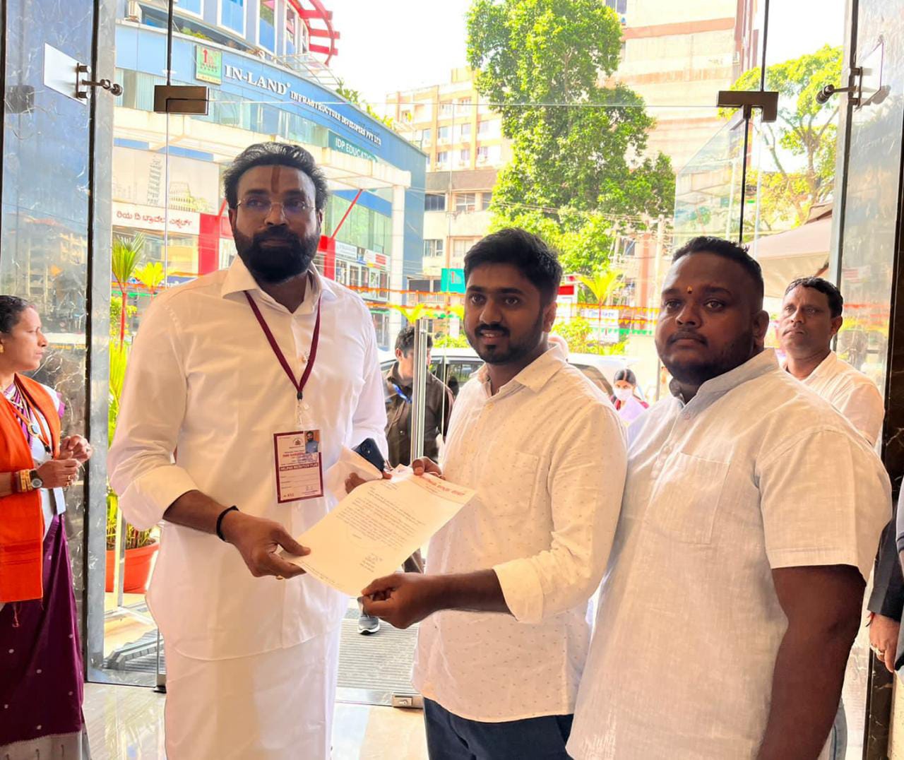 ಬಸ್ ಪಾಸ್ ಅವಧಿ ವಿಸ್ತರಿಸುವಂತೆ ಎಬಿವಿಪಿಯಿಂದ ಸಚಿವ ಶ್ರೀರಾಮುಲುಗೆ ಮನವಿ| ಒಂದು ತಿಂಗಳು ತನಕ ಅವಧಿ ವಿಸ್ತರಿಸಿ