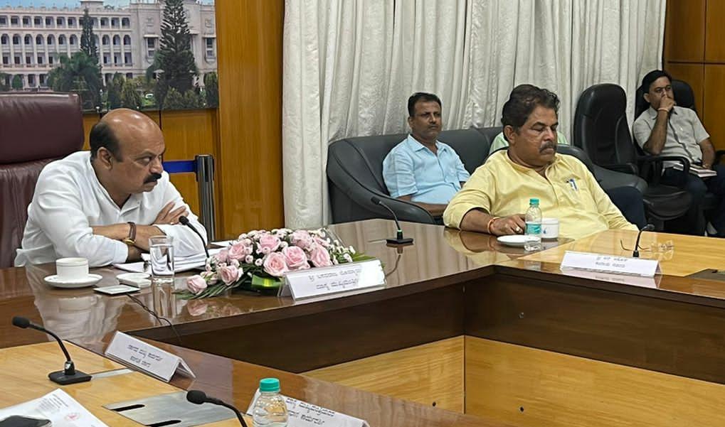 ಜನ ಮಳೆನೀರಲ್ಲಿ ಮುಳುಗಿದರೆ ಸಚಿವರು ನಿದ್ದೆಯಲ್ಲಿ‌ ಮುಳುಗಿದರು!! ಸಭೆಯಲ್ಲಿ ಸುಖನಿದ್ರೆಗೆ ಜಾರಿದ ಕಂದಾಯ‌ ಮಂತ್ರಿ ಅಶೋಕ್
