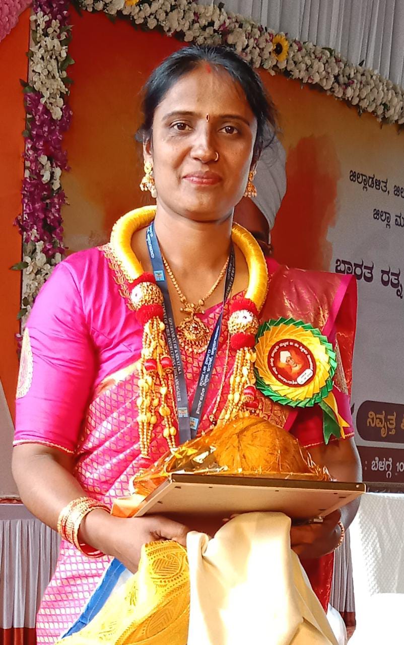 ಶ್ರೀಮತಿ ಇಂಪಾ ಜೆ. ಎಂ. ಇವರಿಗೆ ಪ್ರಾಮಾಣಿಕತೆಗೆ ಸಿಕ್ಕ ಜಿಲ್ಲಾ ಮಟ್ಟದ ಅತ್ಯುತ್ತಮ ಶಿಕ್ಷಕಿ ಪ್ರಶಸ್ತಿ
