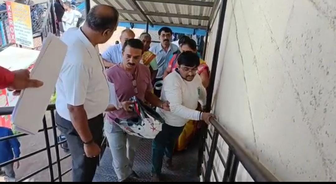 ಚಿಕ್ಕಮಗಳೂರು: ಮೆಟ್ಟಿಲು ಹತ್ತಲಾರದೇ ವಿಶೇಷಚೇತನ ಯುವಕ ಪರದಾಟ| ಸಬ್ ರಿಜಿಸ್ಟರ್ ಕಚೇರಿ ಸ್ಥಳಾಂತರಿಸಲು ಸ್ಥಳೀಯರ ಆಗ್ರಹ