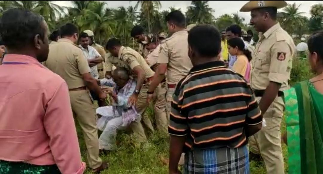 ಚಿಕ್ಕಮಗಳೂರು: ಅನ್ಯಾಯ ವಿರೋಧಿಸಿ ಪ್ರತಿಭಟಿಸುತ್ತಿದ್ದ ರೈತರು ಪೊಲೀಸರ ವಶಕ್ಕೆ