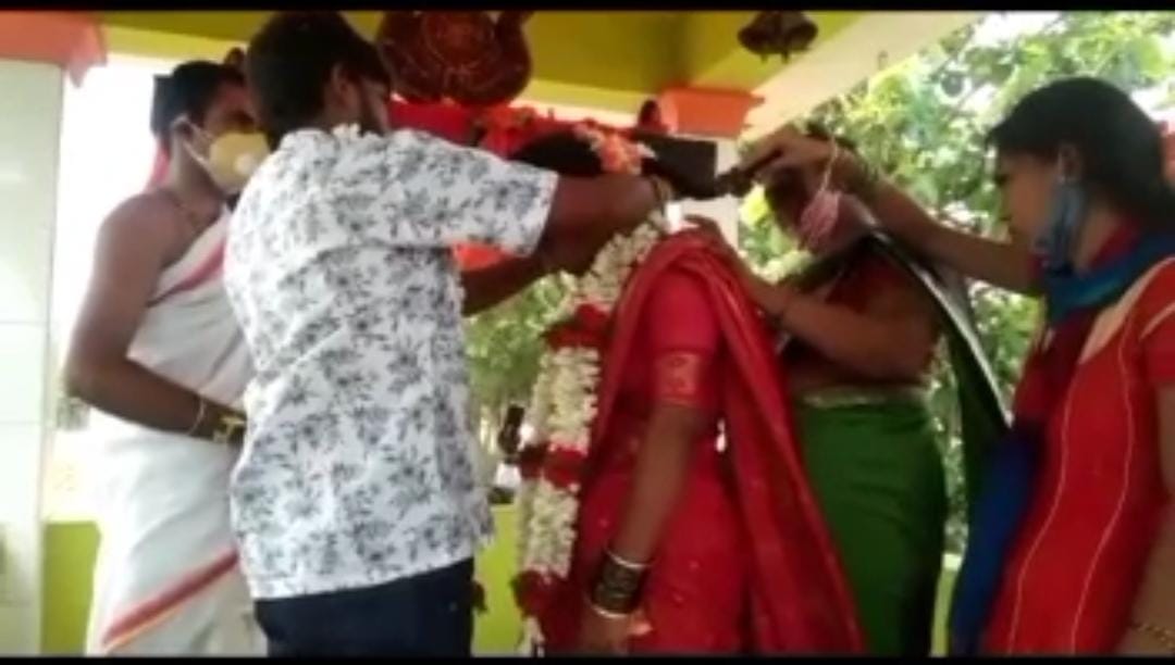 ಅಂಬೇಡ್ಕರ್ ರಕ್ಷಣಾ ವೇದಿಕೆಗೆಯ ಮನವಿಗೆ ಪೊಲೀಸ್ ಇಲಾಖೆ ಸ್ಪಂದನೆ/ಗಂಡ ಸೇರಿ 16 ಜನರ ಮೇಲೆ ಎಫ್ಐಆರ್